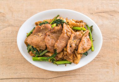 soya sosu ve domuz kızarmış noodle 