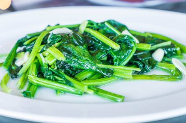 sarımsak ile tavada kızartılmış amaranth