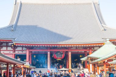 Tokyo-Kasım 28: Budist tapınağı Sensoji Tokyo kalabalık insanlara