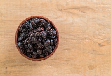 kabın içinde siyah kuru üzüm