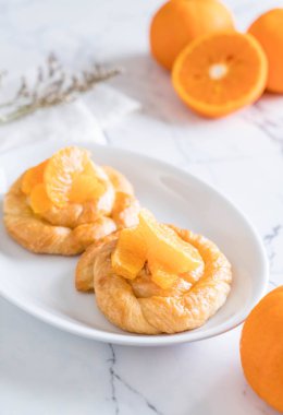 Turuncu plaka üzerinde tart