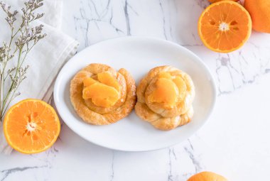 Turuncu plaka üzerinde tart