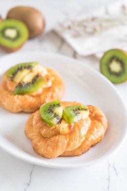 kivi tart plaka üzerinde