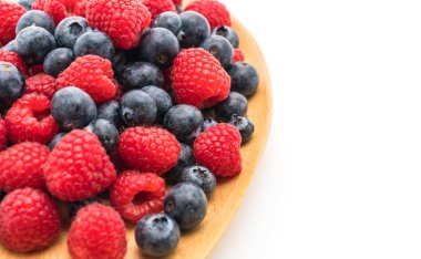 taze yaban mersini ve rasberry beyaz