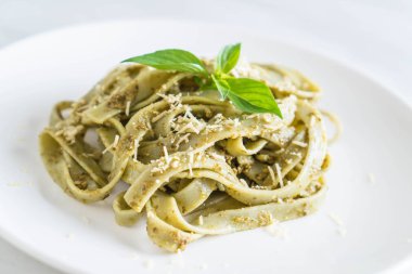 ıspanak fettuccine plaka üzerinde