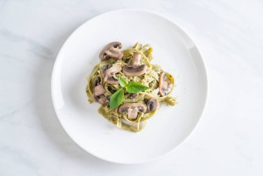 Mantarlı ıspanak fettuccine