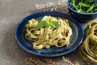 ıspanak fettuccine plaka üzerinde