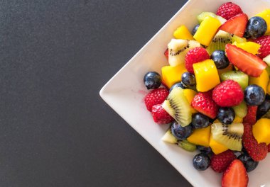 karışık taze meyve (çilek, ahududu, yaban mersini, kivi, mang