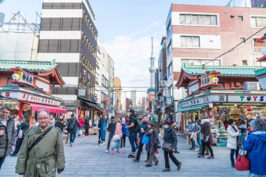 Toyko, Japonya - 28 Kasım 2016: turist yürümek Nakamise Dori se üzerinde