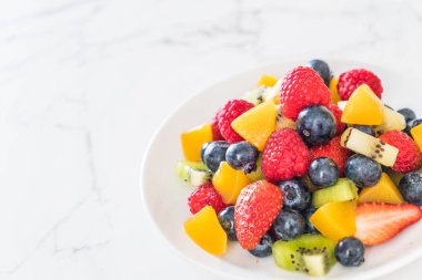 karışık taze meyve (çilek, ahududu, yaban mersini, kivi, mang