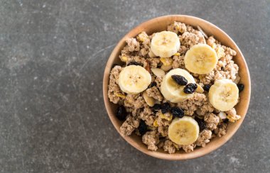 Granola muz, Kuru üzüm ve süt ile 