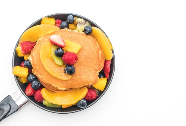 Pancake dengan buah campur (strawberry, blueberry, raspberry, m — Stok Foto