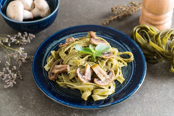 Mantarlı ıspanak fettuccine — Stok fotoğraf