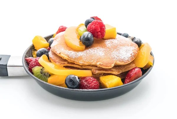 Pancake dengan buah campur (strawberry, blueberry, raspberry, m — Stok Foto