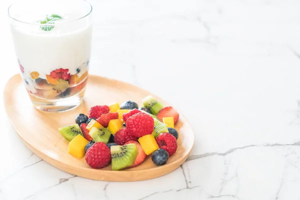 Yogurt con frutta mista (fragola, mirtilli, lampone, kiw — Foto Stock