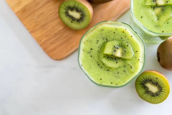 Gesunder frischer Kiwi-Smoothie im Glas — Stockfoto