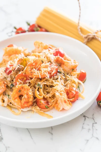 Spagetti karides, domates, fesleğen ve peynir ile 
