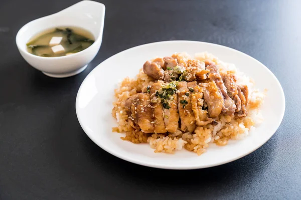 Pollo teriyaki sobre arroz rematado con sopa de miso — Foto de Stock