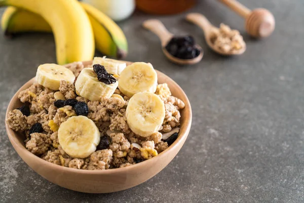 Granola muz, Kuru üzüm ve süt ile 