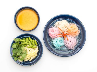 erişte ile balık köri sos ve sebze 