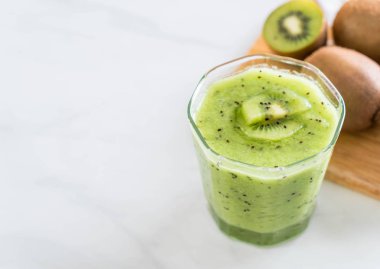 Sağlıklı taze kivi smoothie cam