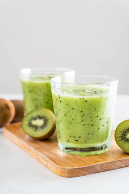 Sağlıklı taze kivi smoothie cam