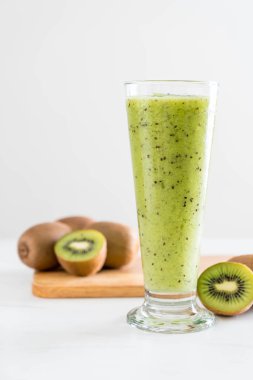 Sağlıklı taze kivi smoothie cam