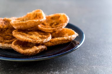 kurutulmuş rendelenmiş domuz etinin pirinç kraker