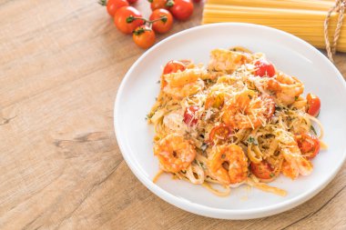 Spagetti karides, domates, fesleğen ve peynir ile 