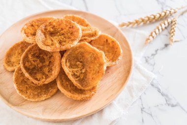 kurutulmuş rendelenmiş domuz etinin pirinç kraker