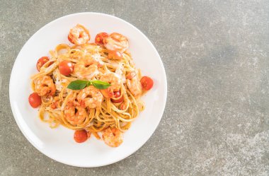 Spagetti karides, domates, fesleğen ve peynir ile 