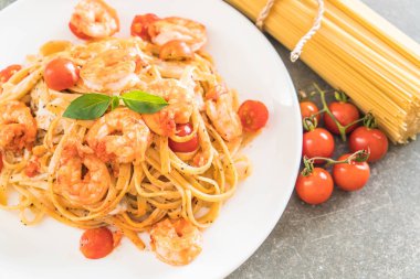 Spagetti karides, domates, fesleğen ve peynir ile 