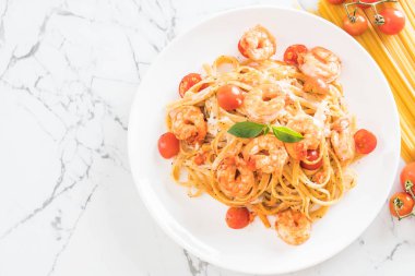 Spagetti karides, domates, fesleğen ve peynir ile 