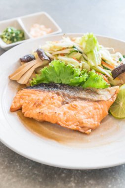 sebze ile kızarmış som balığı biftek