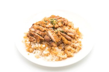 Teriyaki tavuk tepesinde pirinç 