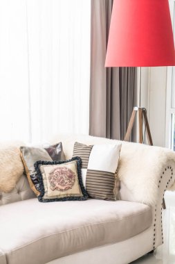 Kanepe üzerinde güzel yastık