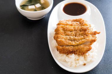 tepesinde pirinç (tonkatsu) ile miso çorbası kızarmış domuz eti