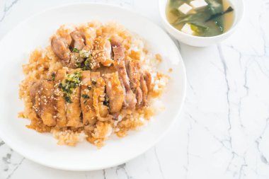 Teriyaki tavuk miso çorbası ile tepesinde pirinç