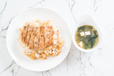 Teriyaki domuz miso çorbası ile tepesinde pirinç