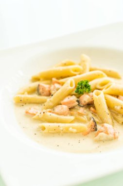 Penne carbonara makarna somon ile