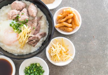 domuz eti ve yumurta ile pirinç lapası