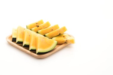 beyaz üzerine taze sarı karpuz 