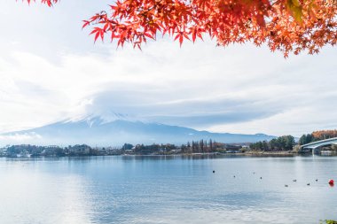 Dağ Fuji San ile bulutlu 