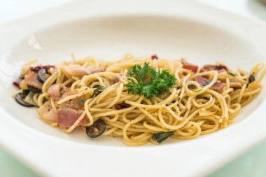 pastırma ve sarımsak ile tavada kızartılmış spagetti 