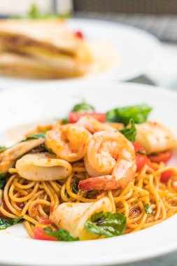 tavada kızartılmış Baharatlı deniz mahsulleri spagetti 