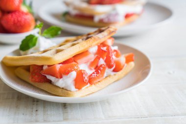 ahşap üzerine çilek ile waffle