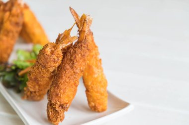  ahşap üzerine meyilli kızarmış karides