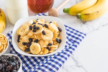 muz, Kuru üzüm ve süt ile tahıl 