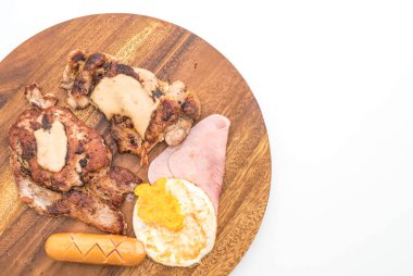 ahşap plaka üzerinde ızgara biftek mix