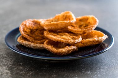 kurutulmuş rendelenmiş domuz etinin pirinç kraker